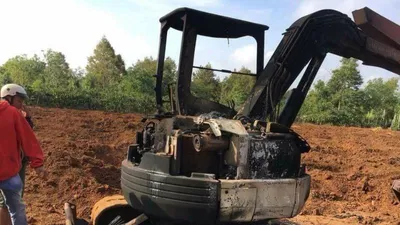 Xe múc bị thiêu rụi nghi do bị đốt