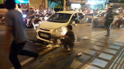 Xế hộp cháy dữ dội cạnh Công viên Hoàng Văn Thụ