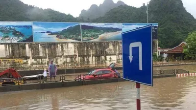 Mưa suốt đêm, giao thông qua dốc Đèo Bụt tê liệt