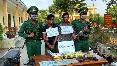 Bắt 2 người mang súng, đạn cùng 3 kg ma túy đá