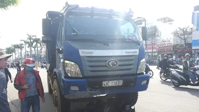 Đang dừng đèn đỏ, người phụ nữ bị xe ben tông tử vong