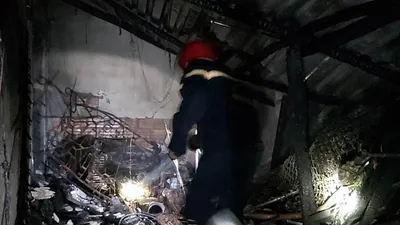 Cháy quán cà phê trong đêm, 2 người thoát chết