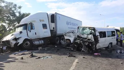 Tai nạn thảm khốc: 13 người trên xe rước dâu tử nạn 