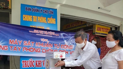 Thầy trò chế tạo máy sát khuẩn tặng các chợ chống COVID-19