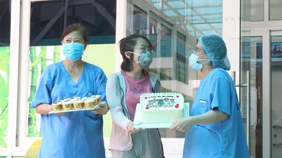 Nữ bệnh nhân 135 tặng bánh kem cảm ơn y, bác sĩ Đà Nẵng 