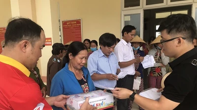 Bà con Quảng Nam phấn khởi vì có tiền lợp lại mái tôn