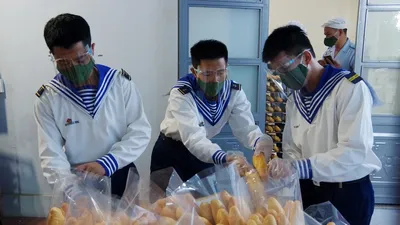 Các chiến sĩ hải quân xuyên đêm làm bánh mì tặng người dân Đà Nẵng