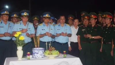 Nghẹn ngào đưa Thượng tá phi công Trần Quang Khải lên đất liền