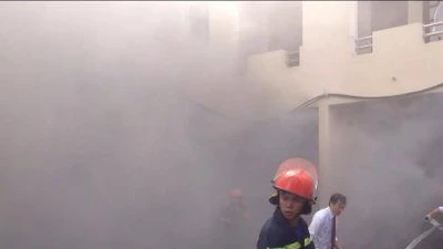 Cháy ô tô tại chi nhánh ngân hàng, nhiều người hoảng loạn