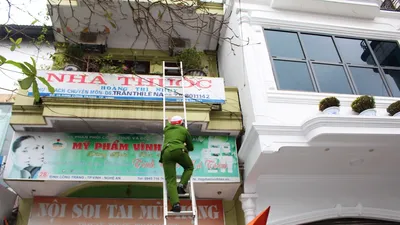 Cảnh sát cứu 4 người trong ngôi nhà 2 tầng đang cháy