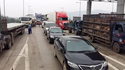 Hơn 100 ô tô mang tiền lẻ,dừng đầu cầu phản đối phí BOT