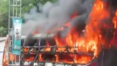 Xe khách chạy Nghệ An-Sài Gòn cháy dữ dội bên quốc lộ