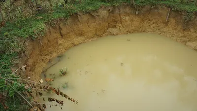 Nứt đất, sụt hố bất thường gần đường Hồ Chí Minh