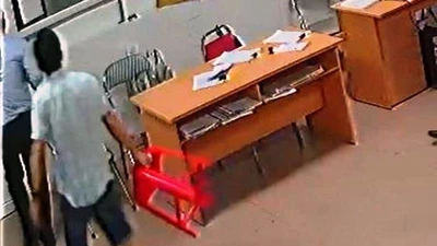 Vụ chủ tịch phường 'xách ghế': Phạt giám đốc 3,6 triệu