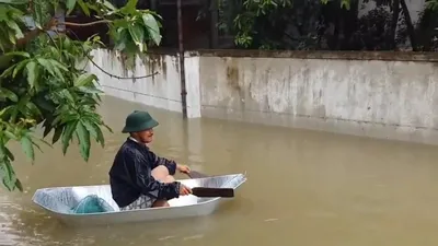 Mưa trắng trời, người dân đi thuyền trong TP Vinh
