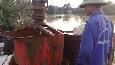 Bơm đất sét vào thân đê Tả Lam để 'cứu' đê