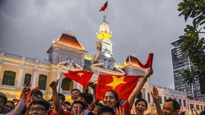 Người dân TP.HCM ra đường hò reo chiến thắng của U23 VN