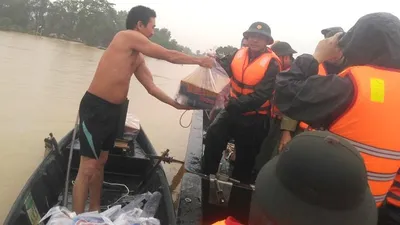 Chùm ảnh: Khốn khổ chờ nước lũ rút để dọn bùn ở Hà Tĩnh