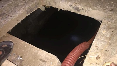 Mẹ khóc ngất khi thấy thi thể con trai 4 tuổi dưới hố ga