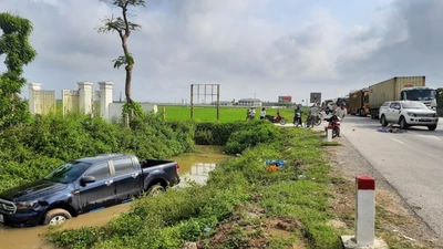 Tránh cụ ông đạp xe băng ngang QL 1A, ô tô lao xuống nước