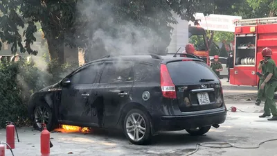 Ô tô bất ngờ bốc cháy dưới nắng nóng