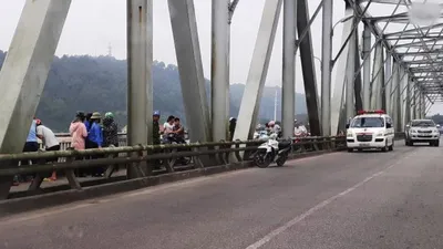 Để xe trên cầu Bến Thủy, thanh niên nhảy xuống sông Lam rồi kêu cứu
