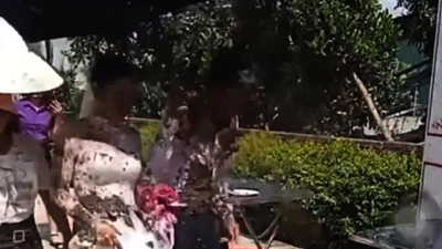 Cô dâu, chú rể bị tạt chất bẩn ngay trước cổng đám cưới 