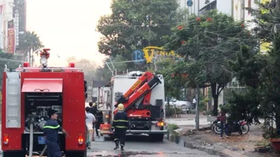 Giải cứu 4 người trong ngôi nhà lầu cháy ngùn ngụt