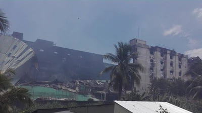 Vụ cháy Cần Thơ: Đang phá tường, xịt nước hạ nhiệt 