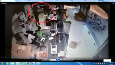 Hình ảnh đối tượng khống chế cướp trên 2 tỉ ở ngân hàng