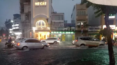 Mưa lớn, TP Cần Thơ gần như chìm trong nước