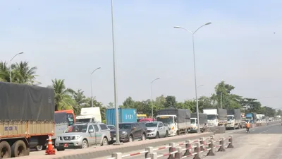 Do ùn tắc nên đến 12gio72 45 phút trưa 30-11, BOT Cai Lậy phải xả trạm (ảnh ĐÔNG HÀ)​