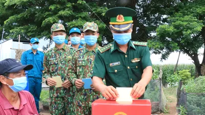 Biên phòng An Giang vừa bám chốt biên giới vừa bầu cử