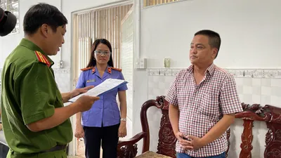 Tống đạt quyết định khởi tố vụ án, khởi tố bị can, lệnh bắt bị can để tạm giam đối với Nguyễn Sỹ Hùng.Ảnh: CHÂU ANH