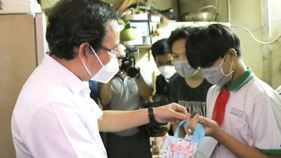 Hỗ trợ, chăm sóc trẻ em có cha, mẹ mất vì COVID-19