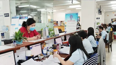 Người dân đến liên hệ tại cơ quan Bảo hiểm xã hội TP.HCM. Ảnh: NGUYỄN HIỀN