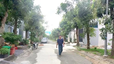 Người dân sống tại lô A, B khu dân cư 13C mong được sớm cấp sổ hồng. Ảnh: NGUYỄN HIỀN