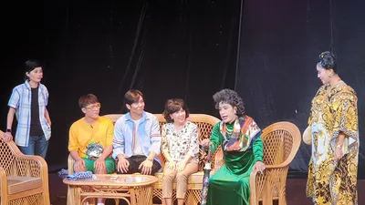 NSƯT Ngọc Trinh, Quang Thảo, Hòa Hiệp… trong vở Bất ngờ chưa bà già? Ảnh: VĂN HÀ