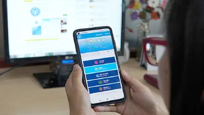 Người tham gia BHXH sử dụng ứng dụng VssID để xem quá trình tham gia BHXH. Ảnh: NGUYỄN HIỀN