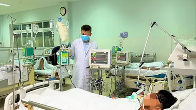 Bác sĩ BV Chợ Rẫy kiểm tra tình hình của một bệnh nhân bị ngộ độc. Ảnh: BVCC