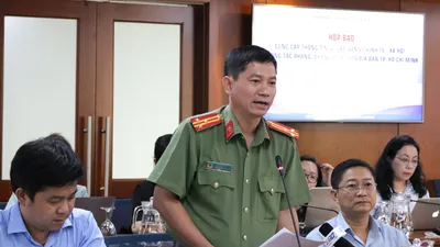 Thượng tá Lê Mạnh Hà, Phó Trưởng phòng Tham mưu Công an TP.HCM, trả lời tại buổi họp báo vào chiều 23-3. Ảnh: THANH TUYỀN