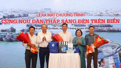 Lễ ra mắt chương trình “Cùng ngư dân thắp sáng đèn trên biển” nhận được nhiều sự quan tâm tích cực của bạn đọc. Ảnh: HOÀNG GIANG