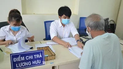 Lương hưu luôn được điều chỉnh phù hợp theo định kỳ để đảm bảo cuộc sống cho người hưởng lương hưu. Ảnh: VIẾT LONG