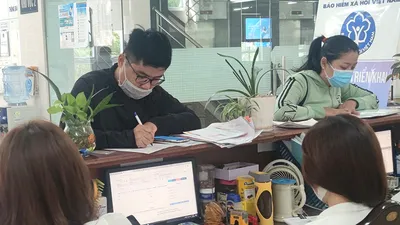 Người dân đến cơ quan BHXH TP.HCM làm thủ tục BHXH, BHYT. Ảnh: NGUYỄN HIỀN