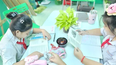 Học sinh vi phạm nội quy Trường THCS Nguyễn Văn Trỗi đang chăm chú đọc sách tại thư viện. Ảnh: NGUYỄN QUYÊN