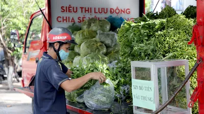 Người mua hào hứng combo rau củ quả giá 50.000 đồng