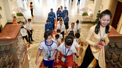 Ảnh: Trụ sở UBND TP.HCM đón đoàn khách đầu tiên đến tham quan