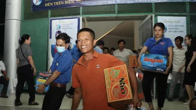 Toàn cảnh Chương trình 'Cùng ngư dân thắp sáng đèn trên biển' đến với ngư dân Ninh Thuận