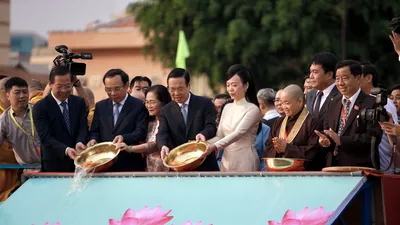 Chủ tịch nước cùng phu nhân thực hiện nghi thức thả cá chép trên sông Sài Gòn
