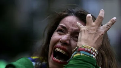 CĐV Brazil gào khóc thảm thiết vì đội nhà thua sốc